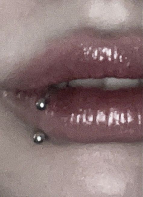 Side Labret Piercing Rings, Snake Bites Piercing Aesthetic, Piercing Labret Lateral, Side Labret Piercing, Side Labret, Labret Piercing Ring, Vertical Labret Piercing, Snake Bite Piercing, Vertical Labret