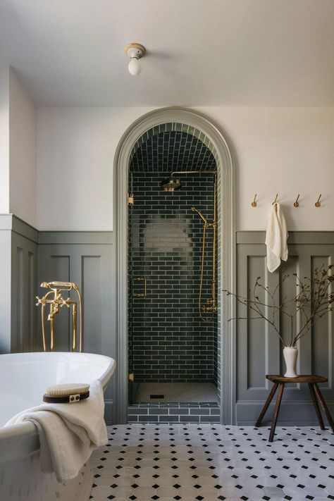 Bathroom English Style, Fancy Small Bathroom, Townhouse Bathroom Ideas, New York Bathroom Ideas, Colonial House Bathroom, Brownstone Bathroom Ideas, Colonial Bathroom Design, Second Bathroom Ideas, Classic Small House