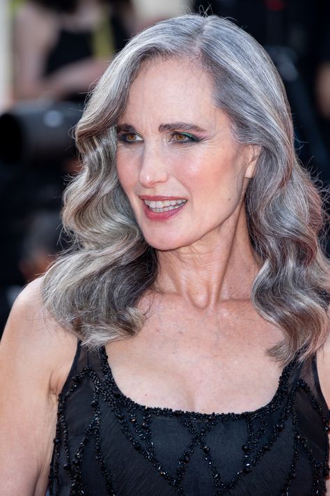 'I'm Old': Andie MacDowell Speaks Out about Her Aging Body at 65 Andie Mcdowell Grey Hair, 50 Year Old Actresses, Andie Macdowell Gray Hair, Andie Macdowell Hair, Andie Macdowell Style, Silver Locs, Grey Hair Celebrities, Guys With Curly Hair, Andie Mcdowell