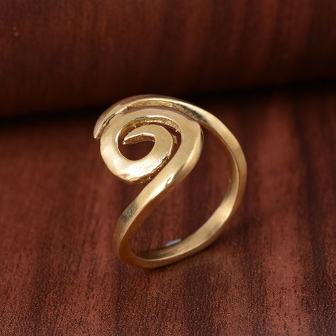 "Spiral Ring, Hypnotic Ring, Spiral Brass Ring, Swirl Ring, Gold Wired Ring, Handmade Dainty Ring, Boho Ring, Wired Band, Spiral Band IMPORTANT NOTE....👇 free surprise gift on purchase of 1 product. 2 rings free gifts on purchase of 5 products. ❥ Customers' satisfaction is our biggest priority, please contact us with any questions/queries for future or existing orders, and we will do our best to make sure you are happy with your order. ❥Please make sure to add the correct address during checkout. You can return your purchased item within 15 days after successful delivery. We offer a 100% \"Money Back Guarantee\" if you are not satisfied with your purchase. Return charges will be paid by buyers only! My Store Link 👇 https://www.etsy.com/shop/Trinkefy?ref=seller-platform-mcnav Thank You fo Wired Ring, Gold Wire Ring, Spiral Jewelry, Wire Jewelry Rings, Wire Wrapped Jewelry Tutorials, Silver Rings With Stones, Spiral Ring, Zierlicher Ring, Wire Jewelry Designs