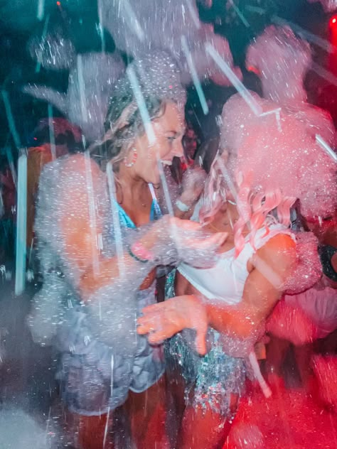 Foam Party Aesthetic, Wild Party Aesthetic, Hoco After Party Ideas, Collage Party, Night Pool Party, Rave Aesthetic, Neon Birthday Party, Foam Party, Fancy Fits