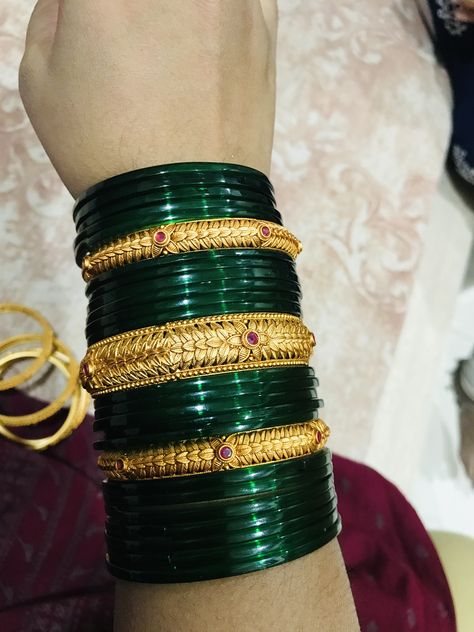 South Indian Bangles Designs, Bridal Bangles Wedding South Indian, Thread Bangles Design, Gold Jewels Design, Gold Jewelry Outfits, New Gold Jewellery Designs, Gold Bangle Set, Gold Jewelry Simple Necklace, Gold Mangalsutra Designs