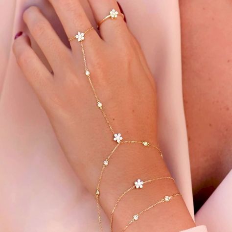 Real is a Diamond USA on Instagram: “We are chained to the idea of this delicate diamond hand chain💎🌸. 📷: @aquae_jewels #handchain #diamondhandchain” Tas Lv, قلادات متدلية, Hand Chain Jewelry, Diamond Jewelry Set, Accesories Jewelry, Dope Jewelry, Fancy Jewellery, Hand Chain, Hand Jewelry