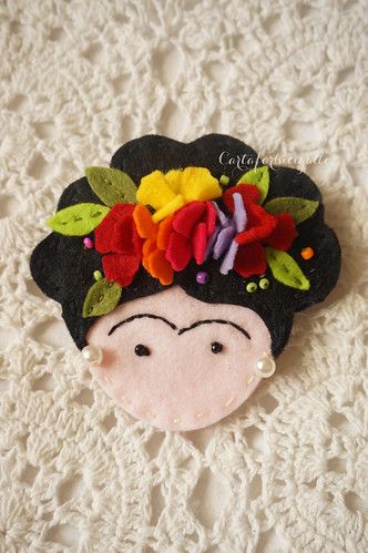 Felt Decor, Felt Crafts Patterns, Felt Crafts Christmas, Felt Crafts Diy, Memory Crafts, Brooch Diy, Felt Embroidery, Felt Jewelry, Felt Patterns