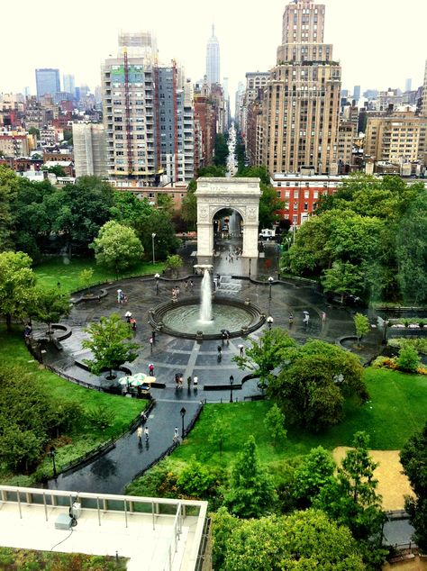 Washington Square Park Washington Square Park Nyc, New York Park, Nyc Photo Ideas, Columbus Park, Manhattan City, Centre Parks, New Urbanism, New York City Aesthetic, City Parks