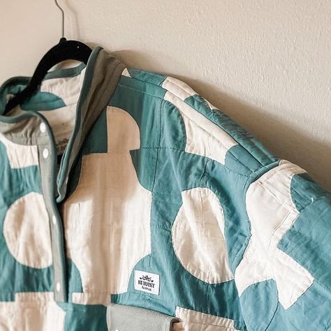 Adrienne Cash on Instagram: "I feel like if you squint it looks like clouds ☁️ Is that just me? “Drunkards Path” quilt pullover in XL/2XL. With wide sleeves, plastic snaps, welt pockets, stash pocket and an elastic cinch at the waist. Available with my next drop, Tuesday 5/16 12pm MST." Drunkards Path Quilt, Drunkards Path, Quilted Pullover, Patchwork Patterns, Wide Sleeves, Welt Pockets, Just Me, Diy Fashion, Welt Pocket