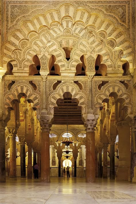 La mezquita de Córdoba, el esplendor de Al-andalus Moorish Architecture Spain, Al Andalus Architecture, Andalusia Architecture, Spain Cordoba, Cordoba Mosque, Moorish Architecture, Indian Temple Architecture, Cordoba Spain, Spain Photography