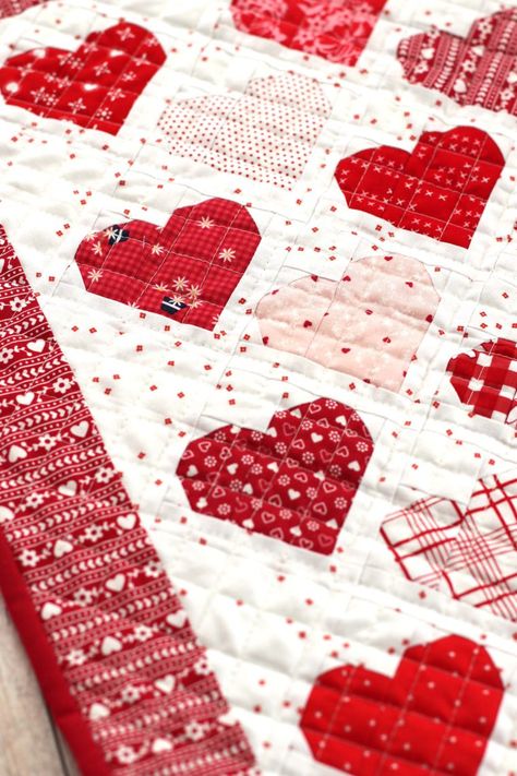 Valentine Quilt Patterns Free, Sewing Crafts Ideas, Happy Quilts, Diary Of A Quilter, Zucchini Bites, School Diary, Amy Smart, Heart Quilt Pattern, Red And White Quilts