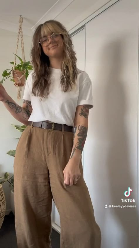 Linen Pants Outfit Business Casual, Loose Fitting Work Outfits, Fall Linen Pants, Linen Brown Pants Outfit, Brown Pants Spring Outfit, Pull On Linen Pants Outfit, Cute Outfits With Linen Pants, Brown Trousers Summer Outfit, Brown Linen Trousers Outfit