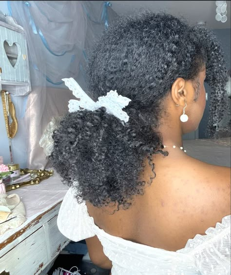 bridgerton hair tutorial featured on my youtube channel 🎀🪞 #bridgerton #princesscore #royalcore #femininebeauty #blackwomenhairstyles #naturalhairstyles #naturalhair #curlyhairhacks #curlyhairstyles #curlyhairideas #femininity #blackgirlmagic #thebridgertons #thequeensball #bridgertonexperience #thebridgertonexperience #naturalhairstylesforshorthair #naturalhairstylesforblackwomen Fancy Hairstyles For Natural Hair, Black Princess Hairstyles, Bridgerton Shifting, Bridgerton Hairstyles, Hair With Ribbon, Coquette Natural Hair, Bridgerton Hair, Black Coquette, Fall Hairstyles