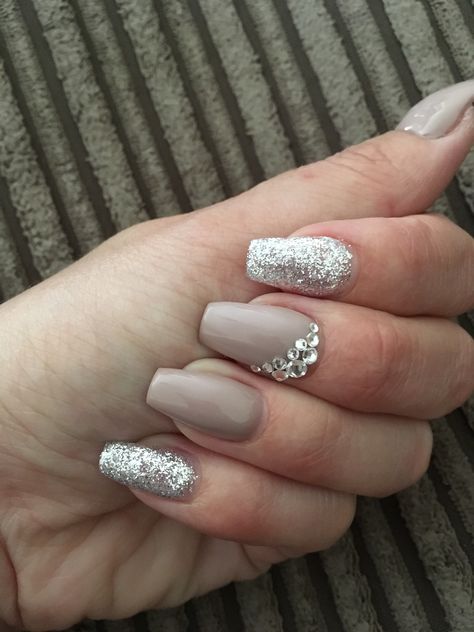 Neutral Nails Silver Accent, Taupe And Silver Nails, Nude With Silver Nails, Beige And Silver Nails, Wedding Nails White And Silver, Nude And Silver Nail Designs, Nails For Silver Dress, Nude And Silver Nails, Sparkly Silver Nails