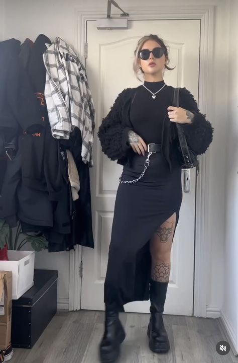 Cozy Alternative Outfit, Alt Winter Fashion, Alt Work Outfits, Barista Fits, Goth Outfits Casual, Luxury Goth, Rocker Outfits, Autumnal Style, Black Outfit Edgy