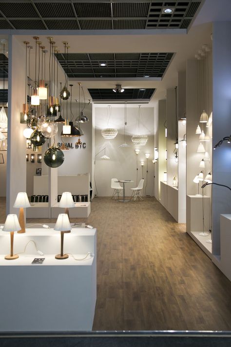 Light + Building 2016 Light Showroom Design Interiors, Showroom Display Ideas, Interior Design Lighting, Lighting Tips, Design Café, Showroom Display, Showroom Interior Design, 3d Scanning, Lighting Showroom