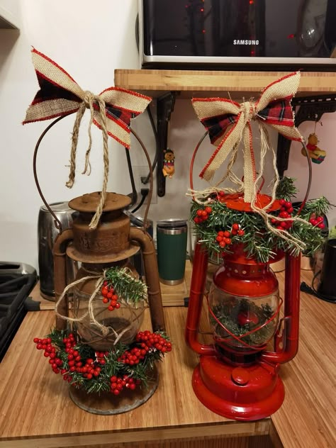 Decorated Christmas Lanterns Ideas, Stoep Idees, Christmas Lantern Decor, Christmas Lantern Decor Ideas, Rustic Lantern Centerpieces, Christmas Vintage Decorations, Christmas Lantern Ideas, Trees Christmas Decor, Natal Country