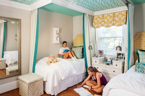 8 Bedrooms That Appeal to Tweens and Teens Teen Shared Bedroom, Sister Room Ideas Shared Bedrooms, Sharing A Bedroom, Small Shared Bedroom, Boy And Girl Shared Bedroom, Boys Shared Bedroom, Shared Girls Room, Sister Room, Kids Shared Bedroom