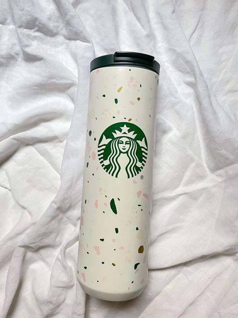 Starbuck Bottles Ideas, Bottled Starbucks, Starbucks Drinks Glass Bottle, Aesthetic Starbucks Tumbler, Starbucks Merchandise, Starbucks Insulated Tumbler, Starbucks Bottles, Krispy Kreme, Handbag Essentials