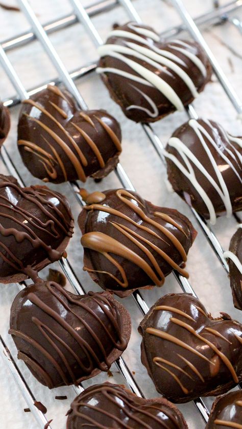 Filled with creamy ganache, these heart-shaped chocolates are a beautiful treat. Chocolate Ganache Truffles, Ganache Truffles, Chocolate Recipes Homemade, Truffle Recipe, Tiny Food, Indian Snack Recipes, Jar Diy, Fun Baking Recipes, Food Videos Desserts