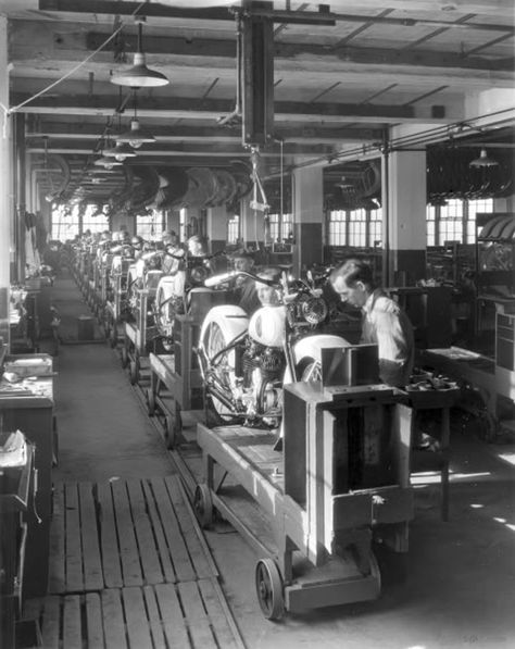 A Look Inside the Harley-Davidson Factory of Yesteryear ~ Riding Vintage Harley Davidson History, Harley Davidson Images, Citroen Car, Bike Quotes, American Motorcycles, Old Motorcycles, Old Factory, Old Tractors, Classic Motors