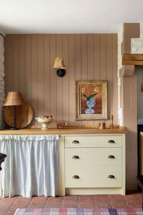 English country kitchen moment with skirted cabinet - @lisamehyden (Photo: @paul_massey) Zara Home Lamps, Breakfast Room Green, Pan Storage, Converted Barn, Marble Console, Farrow And Ball Paint, Weekend House, Style Cottage, Breakfast Room