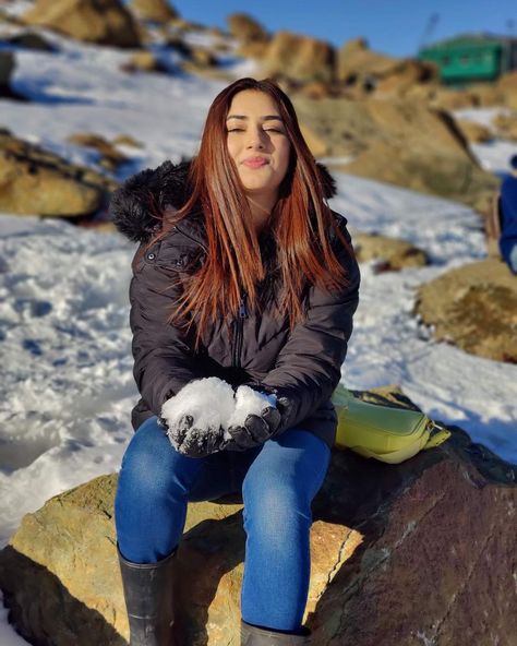 Kashmiri Outfits For Women, Disha Parmar, Alia Bhatt Photoshoot, Cute Couples Photography, Trip Outfits, Snowboarding Outfit, Stylish Photo Pose, Winter Outfit Inspiration