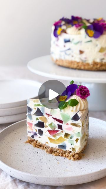 Matklubben Trondheim on Instagram: "🌸TERRAZZO CHEESECAKE 🌸  Here’s the requested English translation 🥰  HOW TO DO IT: You need to start by making colorful jelly, preferably the night before. It needs to set properly before being added to the cream cheese filling  JELLY FOR THE FILLING: 1/2 pack of kiwi jelly 1/2 pack of raspberry jelly 1/2 pack of lemon jelly 1/2 pack of blueberry jelly (Or 2 whole packs of two of the colors if you don’t want to be left with 4 half packs 😂🙈)  Prepare the jelly as instructed on the package (you can choose to reduce the water amount a bit if you want a sharper color and stronger flavor, but don’t reduce it too much, max 0,5 dl, otherwise, the texture will be completely wrong). We let the jelly set in 4 different loaf pans.  CREAM CHEESE FILLING : 6 shee Gelatin Sheets, Jelly Cheesecake, Blueberry Jelly, Raspberry Jelly, 10 Birthday Cake, Jelly Desserts, Lemon Jelly, Jelly Cake, Digestive Biscuits