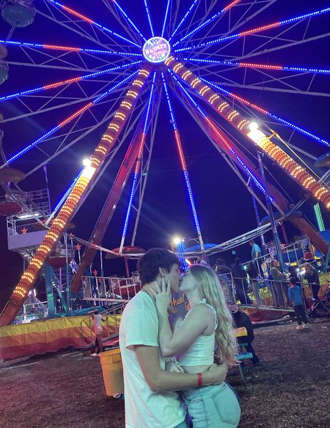 Fair Date Pictures, Fair Couple Aesthetic, State Fair Pictures With Boyfriend, Fair Aesthetic Couple, Carnaval Date, Fair Date Aesthetic, Couple At The Fair Aesthetic, State Fair Couple Pictures, Fair Couple Pictures