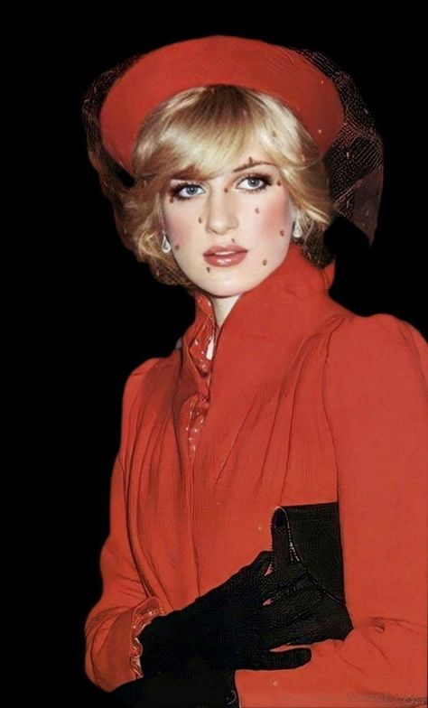 Lady Spencer, London Clothes, Princess Diana Hair, Donna Mills, Prince Charles And Diana, Royal Family Fashion, Princess Diana Fashion, Most Gorgeous Women, Princess Diana Photos