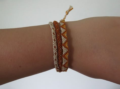 Brown Macrame, String Bracelet Patterns, Friendship Bracelet Patterns Easy, Yarn Bracelets, Cute Friendship Bracelets, Handmade Friendship Bracelets, Friendship Bracelets Designs, Diy Friendship Bracelets Patterns, Colour Combos