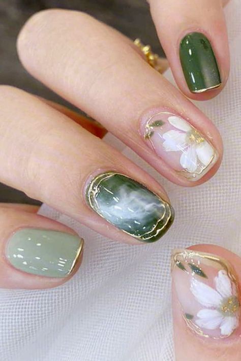 Looking for some creative and festive Christmas nail art ideas? Look no further than Top Rated Nail Art! Our team of professional artists will help you create a festive look that you'll love. French Manicure Long Nails, Nail Art Vert, Camellia Flowers, Green Nail Art, Korean Nail Art, Green Nail Designs, Colorful Nails, Floral Nail Art, Green Square