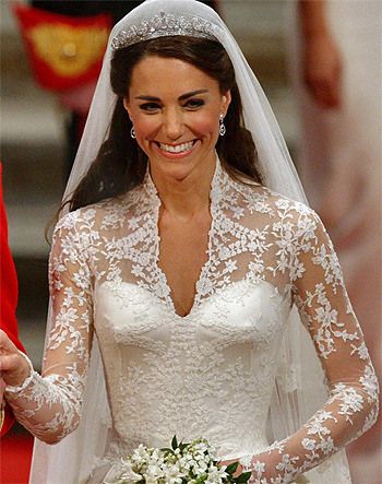 Bodice of Kate Middleton's wedding dress. Is she wearing a corset underneath or is the bodice boned? Ducesa Kate, Moda Kate Middleton, Kate Wedding Dress, Vévodkyně Kate, Kate Middleton Wedding Dress, Style Kate Middleton, Principe William Y Kate, Duchesse Kate, Düşes Kate