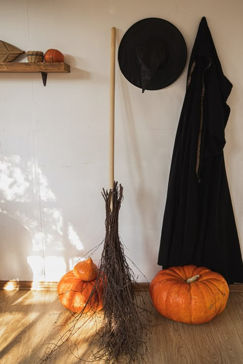 Chic Halloween Decor, Autumn Witch, Witch Party, Chic Halloween, Black Witch, Season Of The Witch, Witch Costume, Cute Pumpkin, Samhain