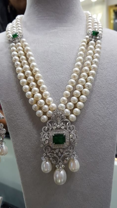 Pearl and emerald necklace Macrame Colar, Diamond Pendants Designs, Pearl Jewelry Design, Diamond Pendant Sets, Pearl Necklace Designs, Diamond Necklace Designs, Beaded Necklace Designs, Pearl And Diamond Necklace, Antique Jewelry Indian