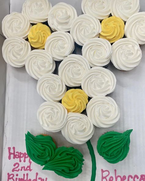 Daisy Cupcake Cake Flower, Daisy Pull Apart Cupcakes, Daisy Cupcakes Ideas, Daisy Cupcake Cake, Cupcake Cakes Birthday, Flower Cupcake Cake, Birthday Aesthetics, 30th Birthday Cupcakes, Daisy Cupcakes