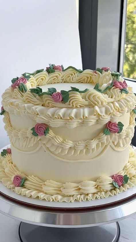 Vintage Lambeth Wedding Cake Vintage Themed Cake, Vintage Tea Party Cake Ideas, Victorian Cake Decorating, Lambeth Cake With Flowers, Vintage Tea Party Cake, Lambeth Cupcakes, Vintage Cake With Flowers, Victorian Cakes Vintage, Vintage Style Cakes