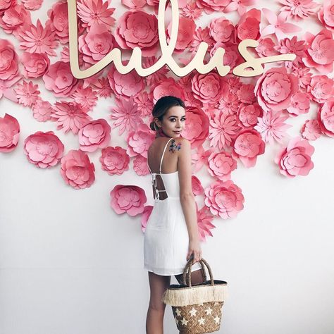 Influencer event inspo Photowall Ideas, Esthetician Room Decor, Selfie Wall, Instagram Wall, Esthetician Room, Store Design Boutique, Flower Wall Backdrop, Salon Interior Design, Paper Flower Backdrop