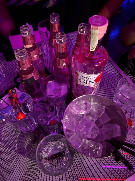 Alcoholic Drinks Aesthetic Party, Night Club Aesthetic, Fun Drinks Alcohol, Pretty Alcoholic Drinks, Nightclub Aesthetic, Birthday Club, Bday Party Theme, Night Club Outfits, Alcohol Aesthetic