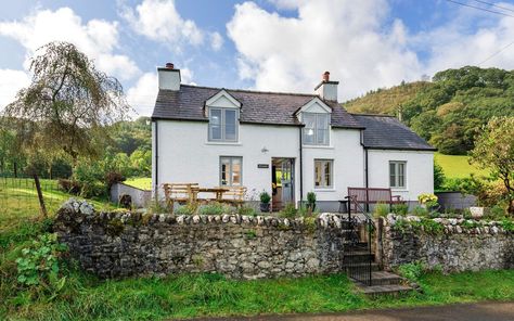 Cottages England, Welsh Cottage, Yurt Tent, Treehouse Cabins, Inglenook Fireplace, Traditional Cottage, Brecon Beacons, Star Gazing, English Cottage Garden