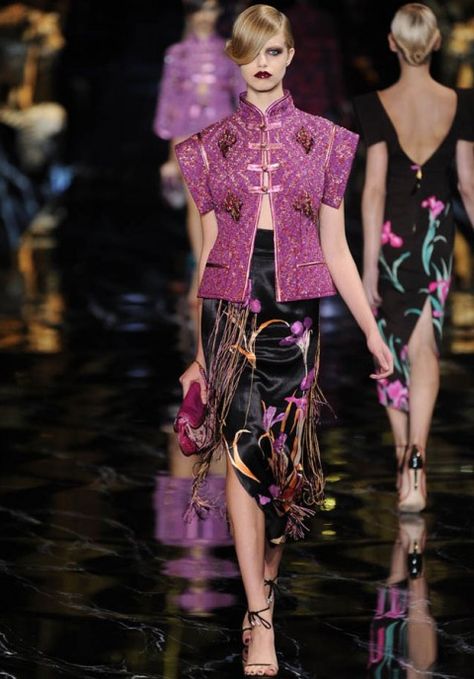 Louis Vuitton Spring/Summer 2011 Paris Fashion Week Chinese Inspired Fashion Runway, Chinese Inspired Fashion, Chinese Inspired Outfits, Qipao Outfit, Moda China, Chinese Qipao, Thai Fashion, Chinese Style Dress, Gown Inspiration