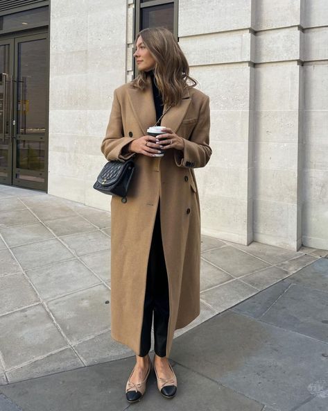 The Timeless Appeal of the Camel Coat Coat Outfit Ideas For Women, Parisian Capsule Wardrobe, Camel Coat Outfit Casual, Coat Outfit Ideas, Long Camel Coat, Long Coat Outfit, Camel Coat Outfit, Classic Style Outfits, Monochrome Outfit