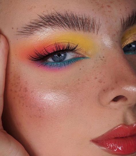 Muy fácil y bonito ✨ Festival Make Up, Pride Makeup, Swag Makeup, Smink Inspiration, Makijaż Smokey Eye, Eye Makeup Designs, Dope Makeup, Colorful Eye Makeup, Makeup Eye Looks