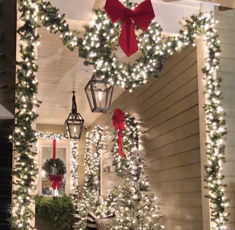 White Led Christmas Lights Outdoor, Christmas Apartment Patio Decorations, Christmas Lights On Porch Columns, Xmas Front Porch Ideas, Balcony Christmas Decor, Christmas Decor Outside, Christmas Decorations For Outside, Cuddle Season, Christmas Doors