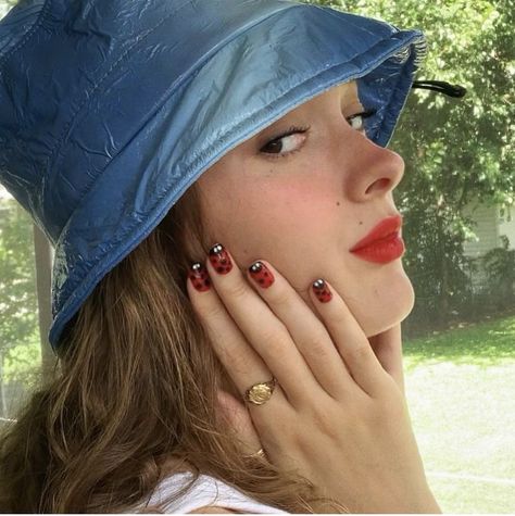 Ladybug Makeup, Nails Hippie, Ladybug Vintage, Hottest Summer Nails, Ladybug Nails, Daisy Acrylic Nails, Artistic Nails, Cow Nails, Hippie Nails