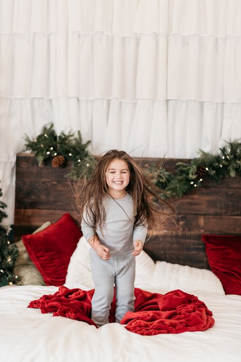 At Home Christmas Photoshoot Family Bed, Christmas Bed Pictures Family, Diy Christmas Photoshoot Toddler At Home, Toddler Diy Christmas Pictures, Christmas Photos On Bed, Christmas Photos In Bed, Kids Christmas Mini Session, Christmas Bedroom Photoshoot, Bed Christmas Photoshoot