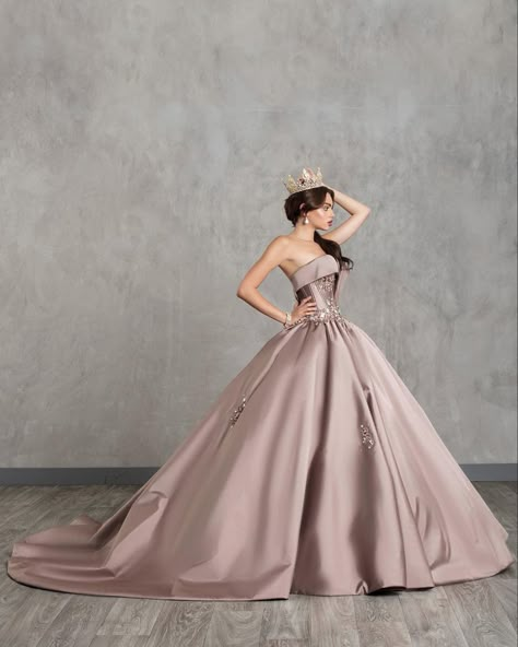 Debut Gowns, Xv Dresses, Quinceanera Photoshoot, Royalty Dress, Pretty Dresses Casual, Satin Ball Gown, Pretty Quinceanera Dresses, Tulle Evening Dress, Princess Ball Gowns