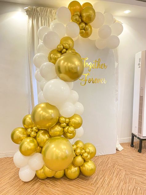 Gold And White Balloon Arch, White Balloon Decor, Gold Balloons Decorations, Brunch Decor, Movie Themed Party, Clear Balloons, 50th Anniversary Party, Garland Arch, Yellow Pearl