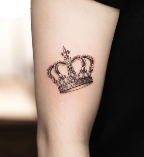 Royalty Tattoo For Women, Tatoo Crown, Crown Tattoo Ideas, Princess Crown Tattoos, Tiara Tattoo, King Crown Tattoo, Queen Tattoo Designs, Queen Crown Tattoo, Small Crown Tattoo