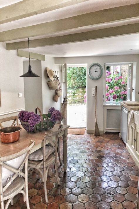 French Country Interiors, French Farmhouse Style, French Farmhouse Decor, French Country Kitchens, European Farmhouse, Interior Design Rustic, French Country Farmhouse, Country Interior, French Home Decor