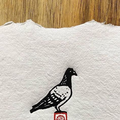 Christophski 🎸🎨🏃🏼👨‍👩‍👧‍👦 on Instagram: "A quick late one for today’s @artfulbox #artfuldailychallenge draw “PIGEONS.” I’m enjoying making these little bird prints, they’re a fun way to squeeze in a bit of print making with limited time 👌 This one is on 10cm x 10cm heavy rag paper. Swipe for a lino shot. #pigeon #pigeonlove #pigeonart #dove #woodpigeon #britishwildlife #birddrawing #birdillustration #birdsofinstagram #birdlovers #birdlover #birdart #birdprint #naturalhistory #wildlifeart #tinyprinttuesday #tinystamptuesday #linocut #linoprint #linocutprint #linoprinting #linocutting #linocuts #linocutart #printmakingforthepeople #printmaking #printmakersofinstagram #printmaker #linogravure" Pigeon Linocut, Simple Lino Print Ideas, Pigeon Tattoo Design, Linocut Logo, Pigeon Drawing, Pigeon Illustration, Bird Linocut, Pigeon Tattoo, Pigeon Logo