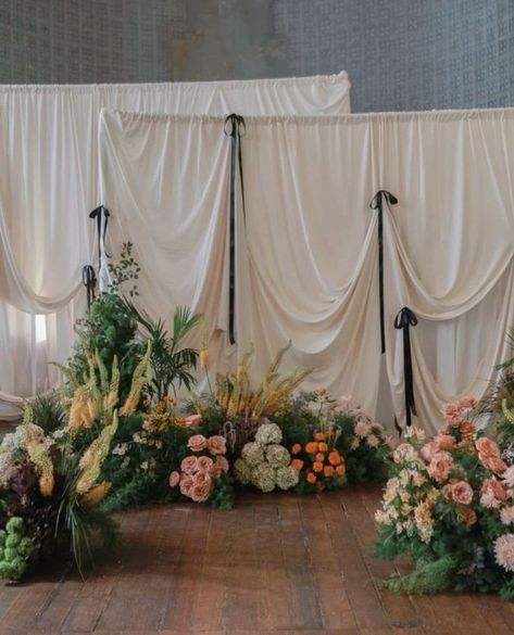 Say hello to soft, flowing elegance that’s taking over 2025 weddings! 😍 Whether it’s a dreamy ceremony backdrop, a luxe reception ceiling, or stunning table settings, draping brings an effortlessly romantic vibe to every corner of your celebration. ✨⁠ .⁠ From billowy fabrics to bold colours, this trend lets you transform any space into a wedding wonderland. Get ready to make a statement with gorgeous drapes that add depth, texture, and a whole lot of wow-factor! LOVE!! Wedding Flower Backdrop Floral Wall, Wedding Reception Stage Backdrop, Indoor Backdrop Ideas, Wedding Fabric Draping, Wedding Backdrop Reception Head Table, Fabric Wedding Backdrop, Draped Arch, Fabric Backdrop Wedding, Simple Wedding Backdrop