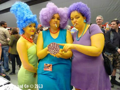 Oh, those Bouvier sisters. | Comic Con de Montréal 2013 Simpsons Costumes, Diy Kostüm, Creative Costumes, Fantasias Halloween, Amazing Cosplay, Best Cosplay, Cool Costumes, Halloween Cosplay, The Simpsons